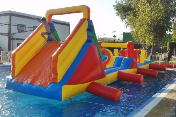 HINCHABLES ACUATICOS CON TOBOGAN Y PISCINA INCORPORADA