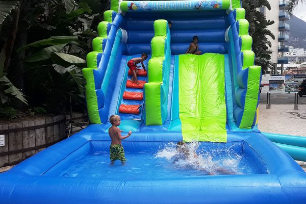 HINCHABLES ACUATICOS CON TOBOGAN Y PISCINA INCORPORADA