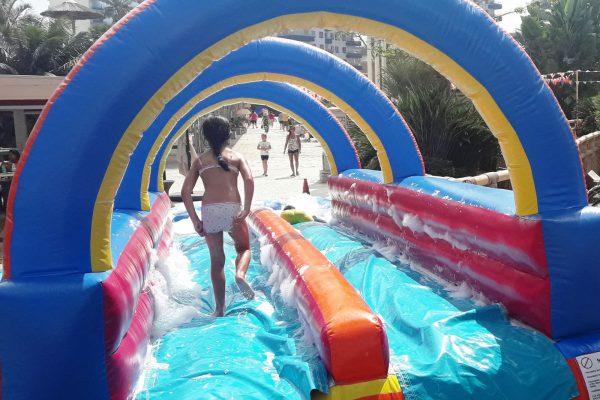 HINCHABLES ACUATICOS CON TOBOGAN Y PISCINA INCORPORADA