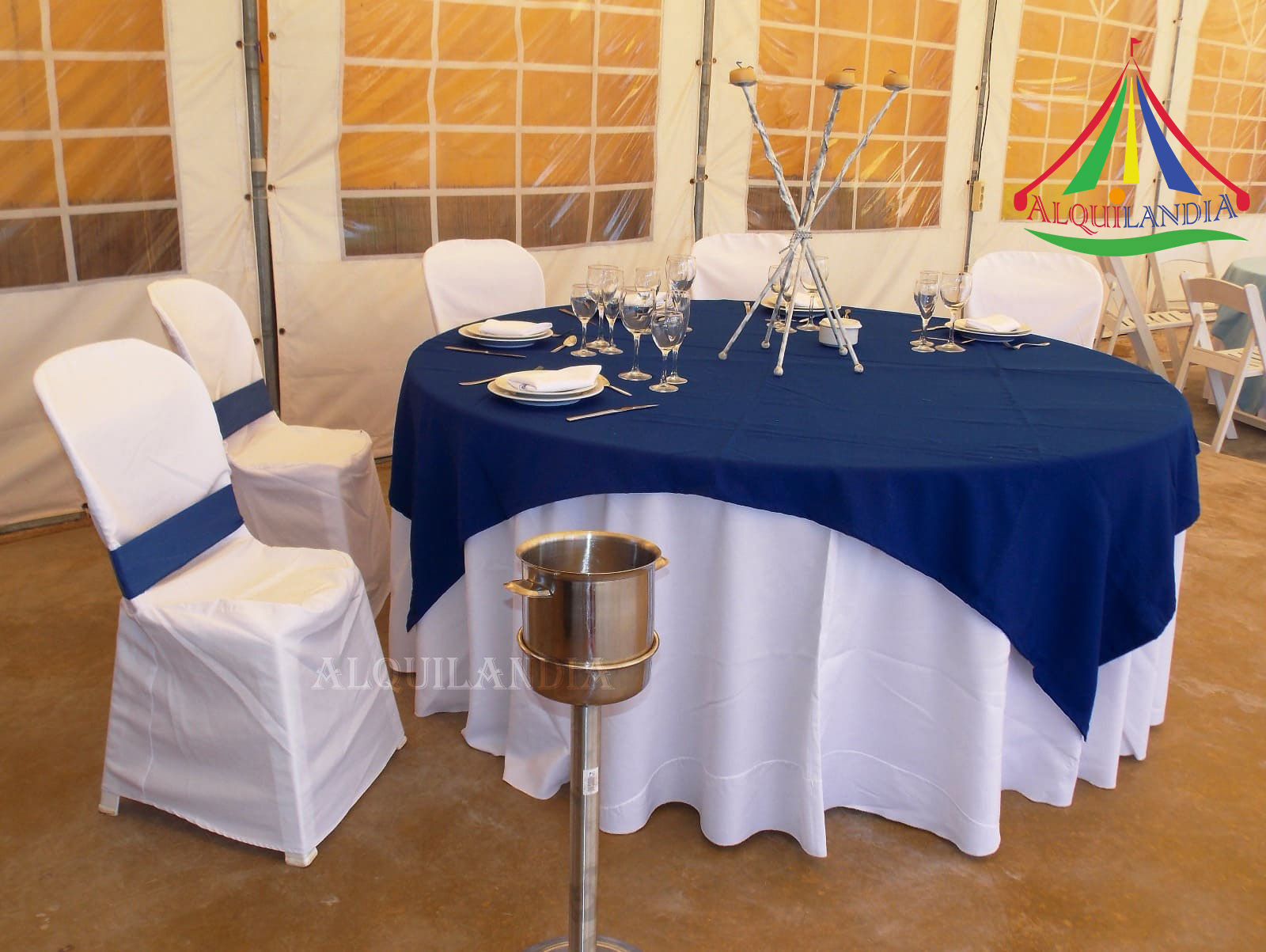 Mantel blanco y cubremantel Azul