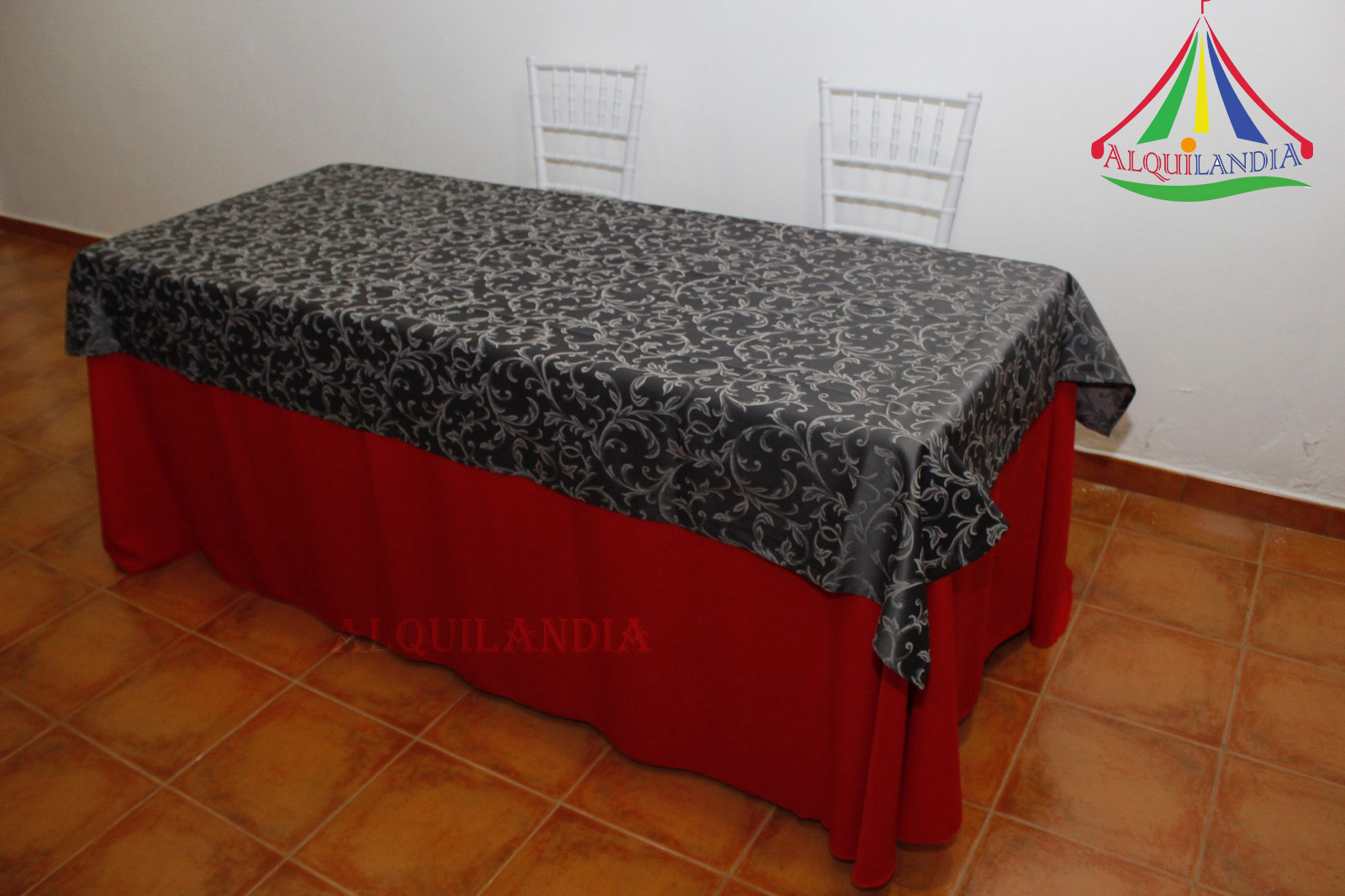 Mantel rojo y cubremantel Remicense gris
