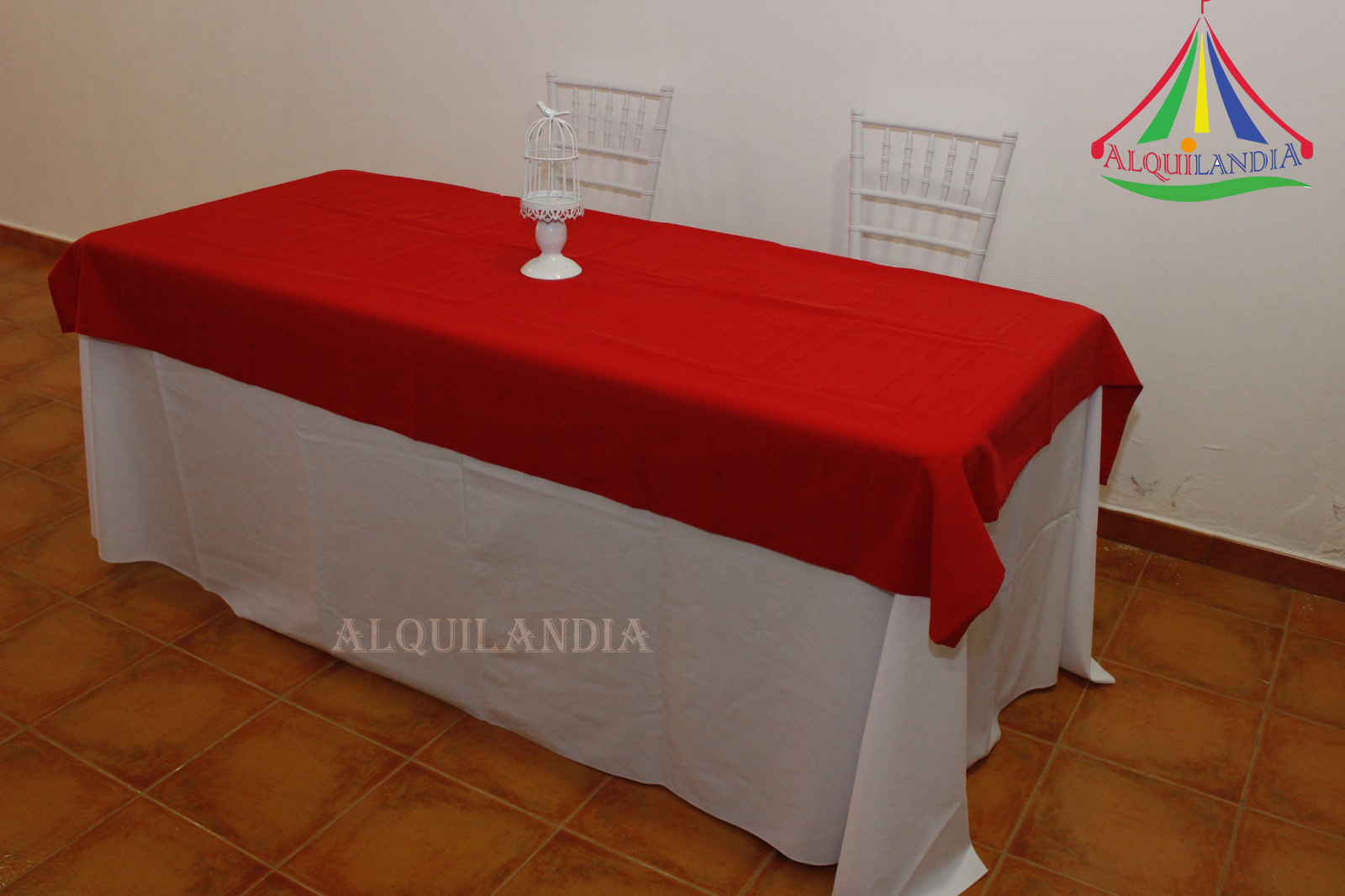 Mantel blanco y cubremantel rojo