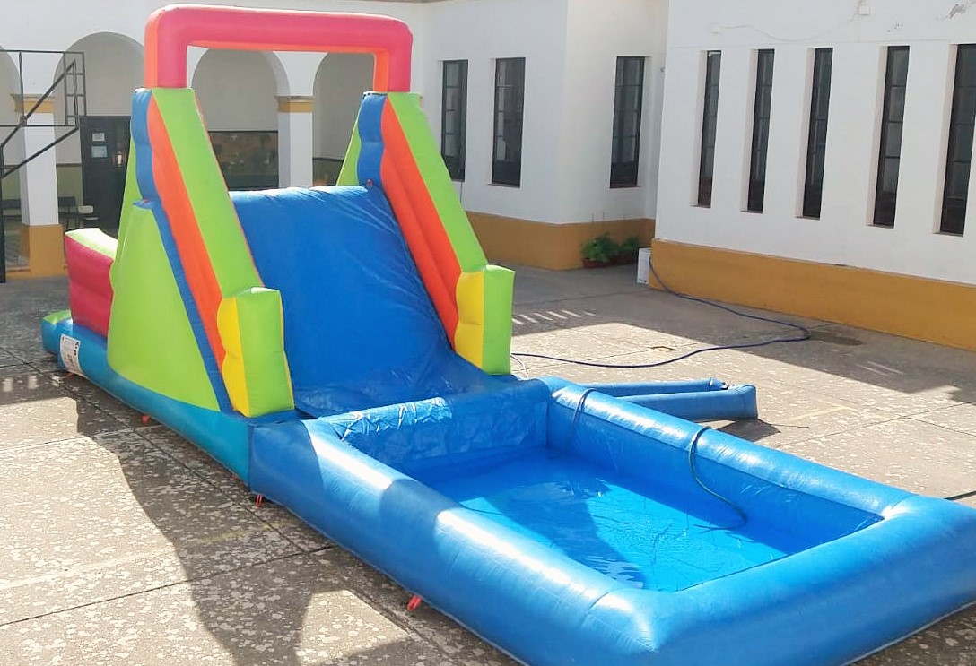HINCHABLES ACUATICOS CON TOBOGAN Y PISCINA INCORPORADA