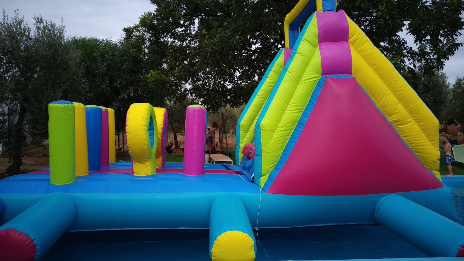 HINCHABLES ACUATICOS CON TOBOGAN Y PISCINA INCORPORADA