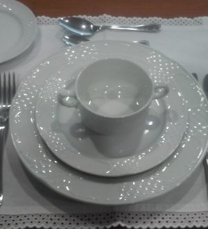 ALQUILER DE PLATOS TRINCHEROS, HONDOS, DE POSTRE, DE PAN, CUENCOS, BANDEJAS, MODELO AGUSTA LABRADO O LISO BLANCO BOJ_WWW.ALQUILANDIASEVILLA.COM